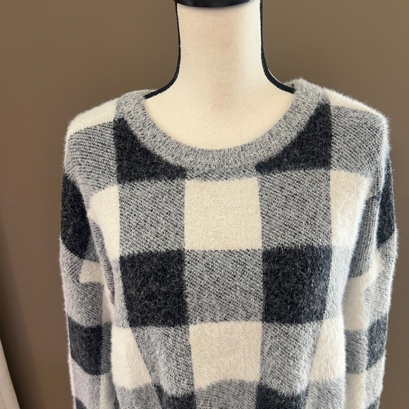 Women's Cyprus Cozy Black & White Plaid Sweater, Size Large - Picture 2 of 9